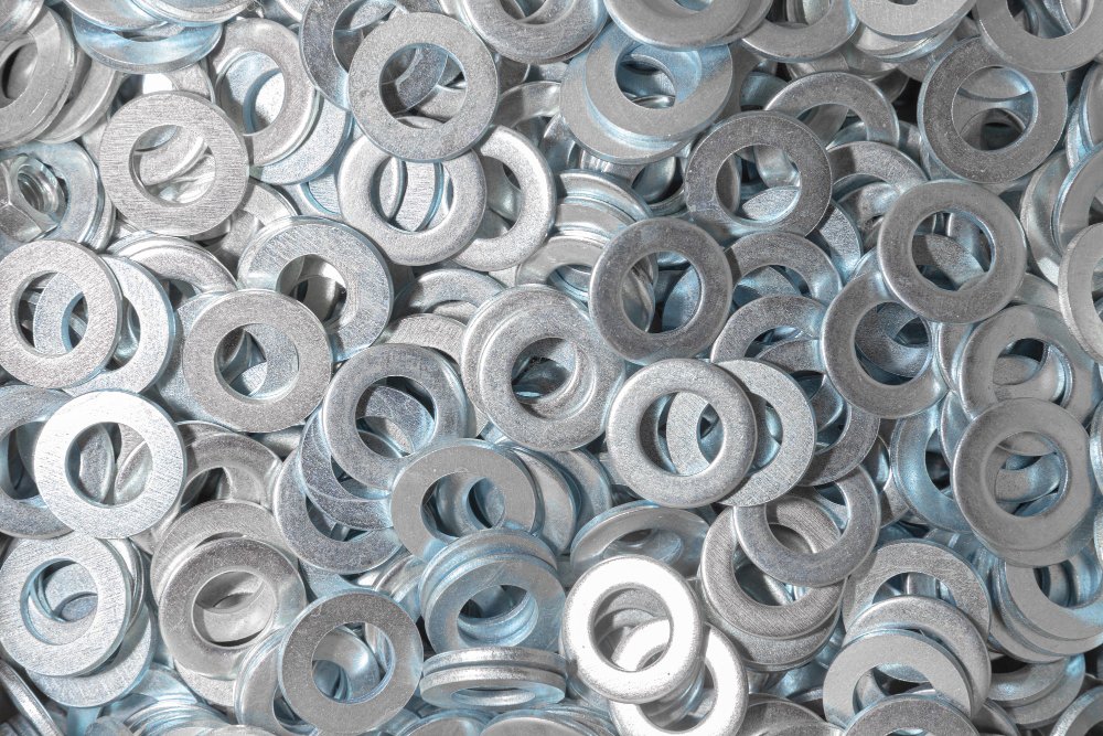 O que é zincagem e por que ela aumenta a vida útil das peças metálicas?